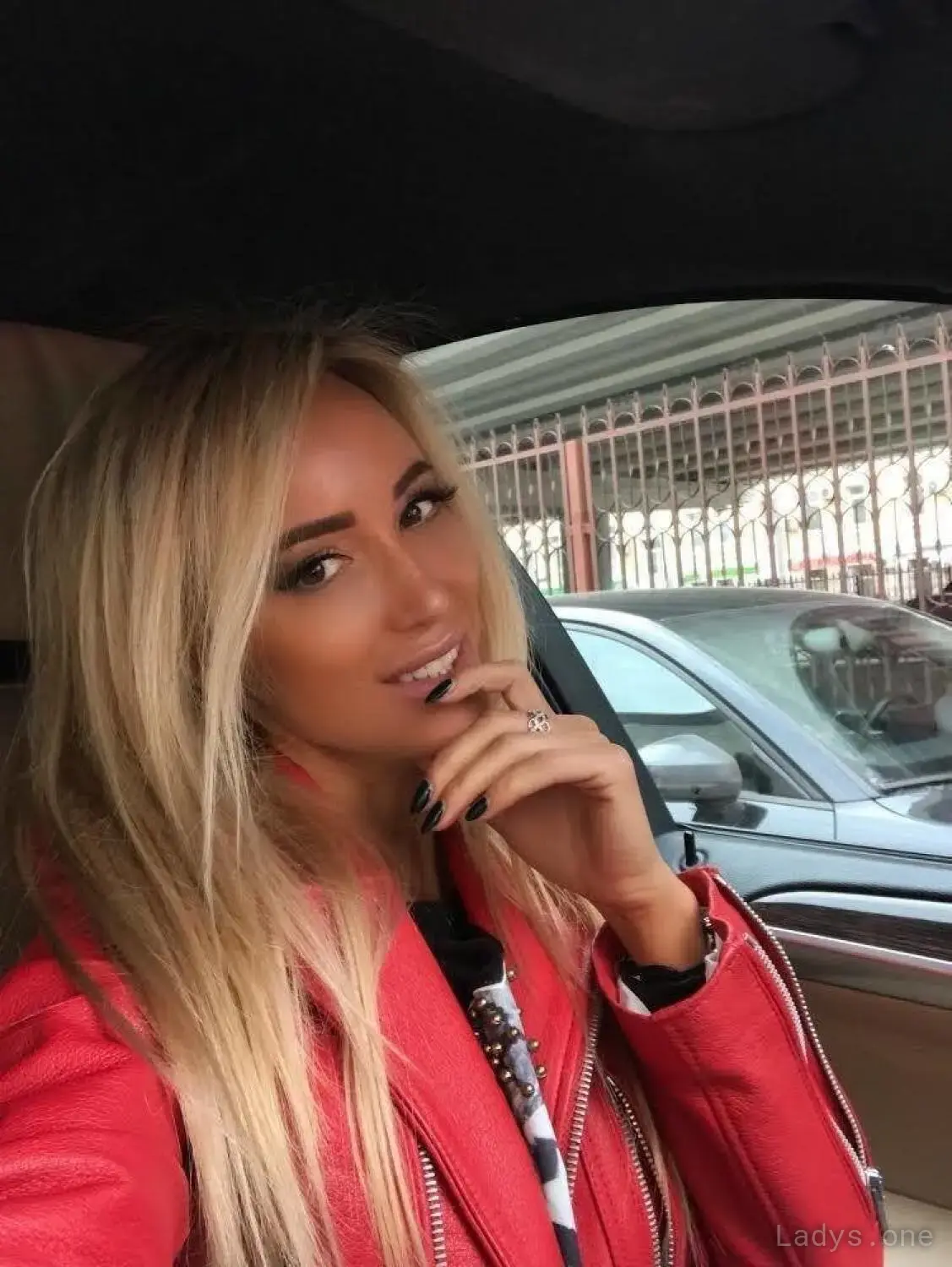 Blonde Dubai Ladys One