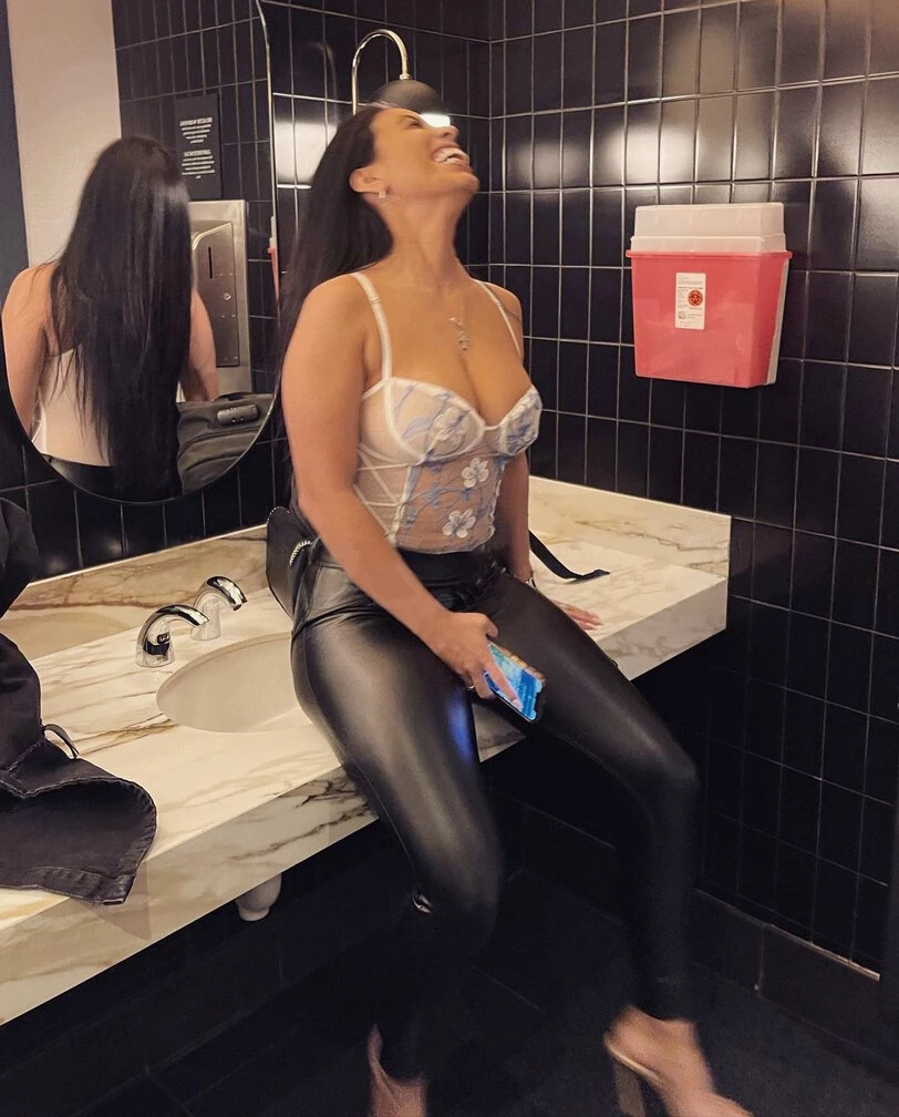 AMIRAH, 29 years old Las Vegas escort girl with big tits, height 160 sm, Weight 52 kg