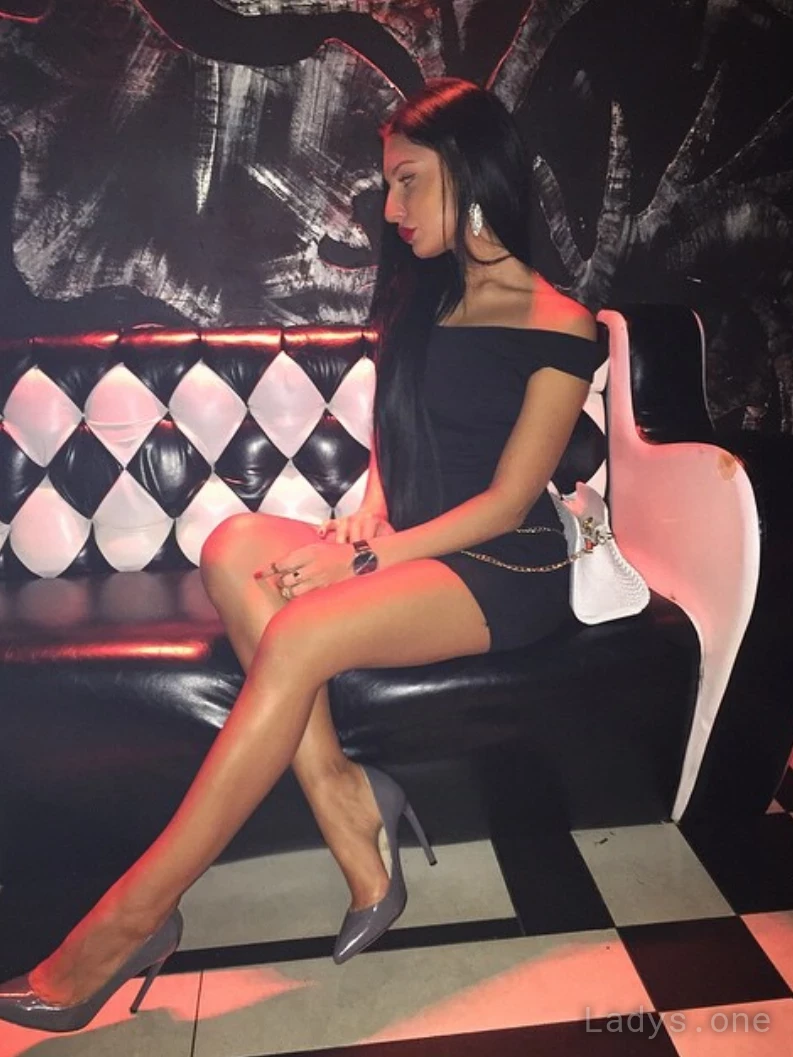 Laura, 22 years brunette escorts in Udon Thani, height 169 sm, Weight 52 kg