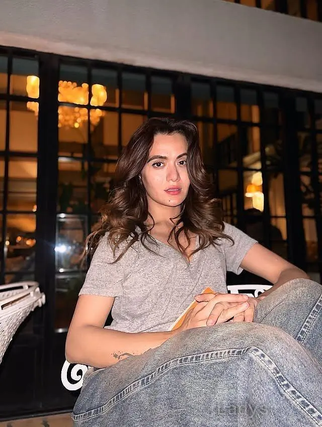 Jennie, 22 years old Abu Dhabi escort girl with big tits, height 160 sm, Weight kg