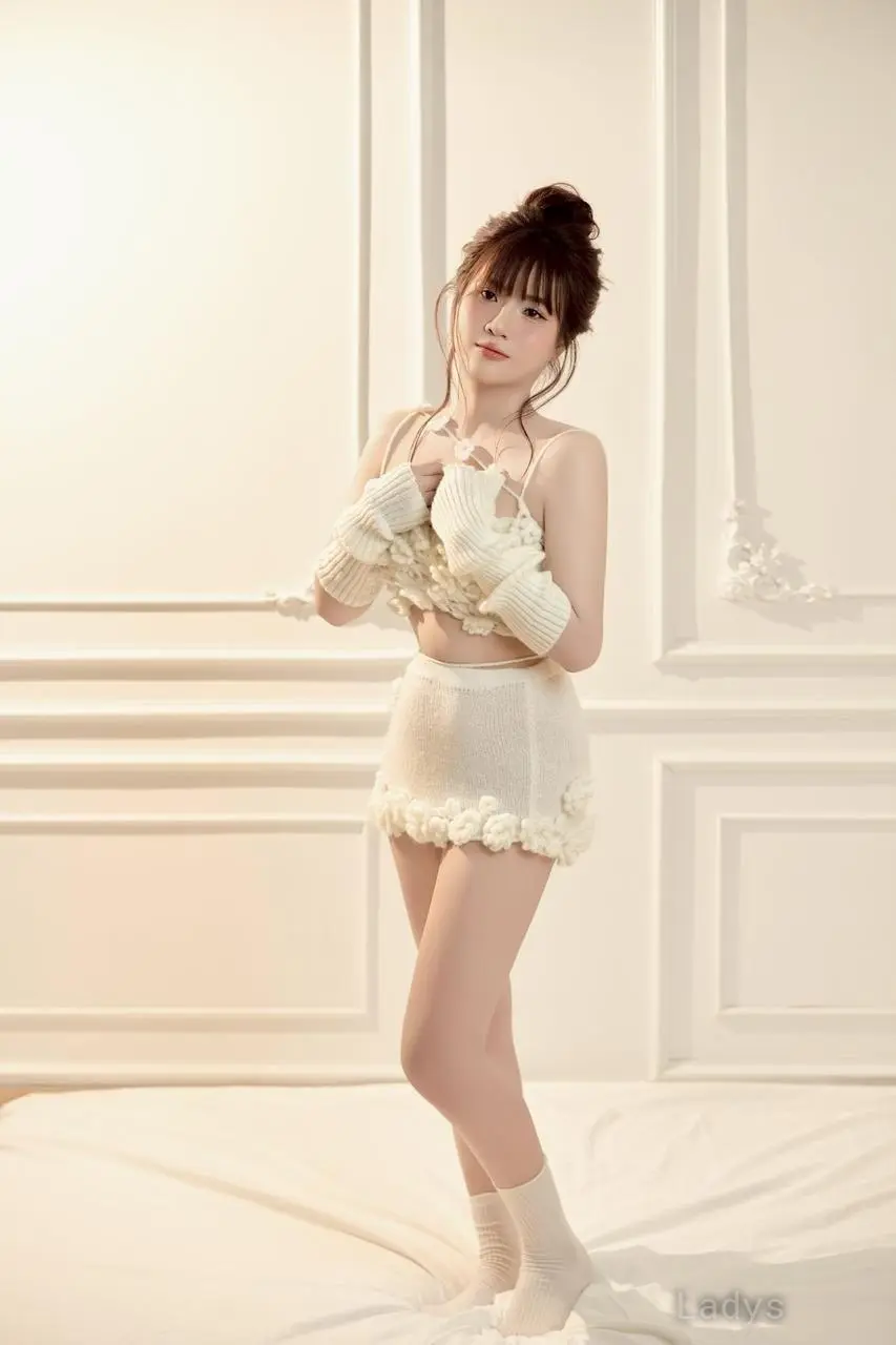Ju Jing, 19 years old Abu Dhabi escort girl with big tits, height 160 sm, Weight kg