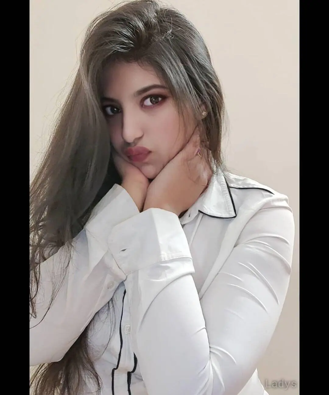 Komal, 22 years old Abu Dhabi escort girl with big tits, height 167 sm, Weight kg
