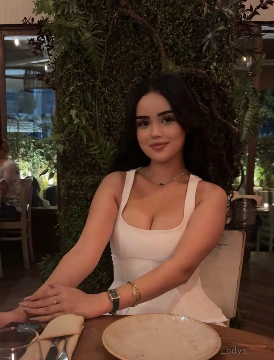 Muska, 23 years old Abu Dhabi escort girl with big tits, height 171 sm, Weight kg