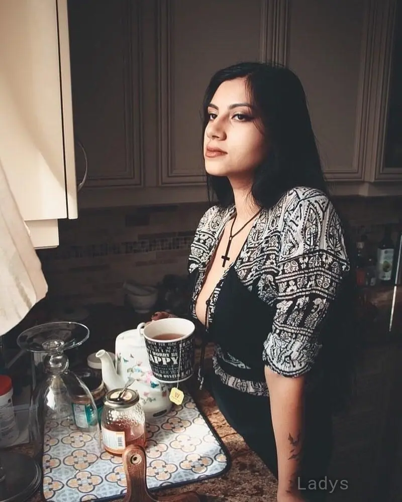 Yourfutureneighbour, 26 years old Abu Dhabi escort girl with big tits, height 167 sm, Weight 65 kg