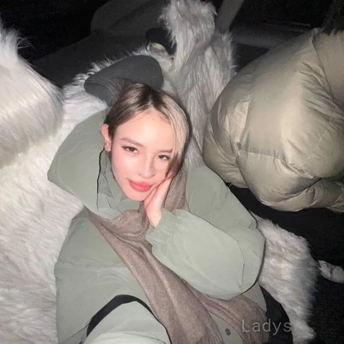 Evelyn, 21 years beautiful nude Abu Dhabi escorts girl, height 156 sm, Weight 40 kg