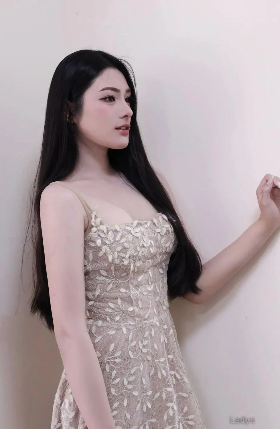 Lili, 22 years beautiful nude Abu Dhabi escorts girl, height 168 sm, Weight  kg
