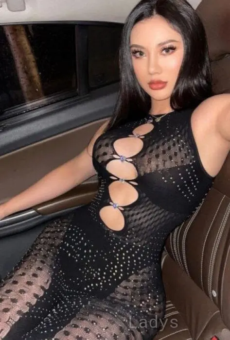 Nora, 25 years beautiful nude Abu Dhabi escorts girl, height 162 sm, Weight 51 kg
