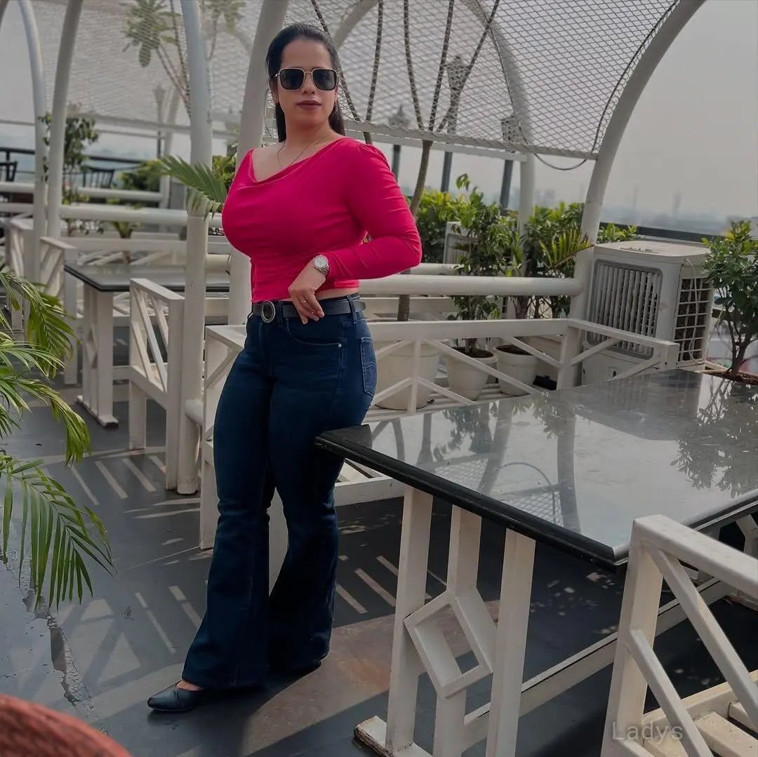 Sharma, 24 years beautiful nude Abu Dhabi escorts girl, height 176 sm, Weight  kg