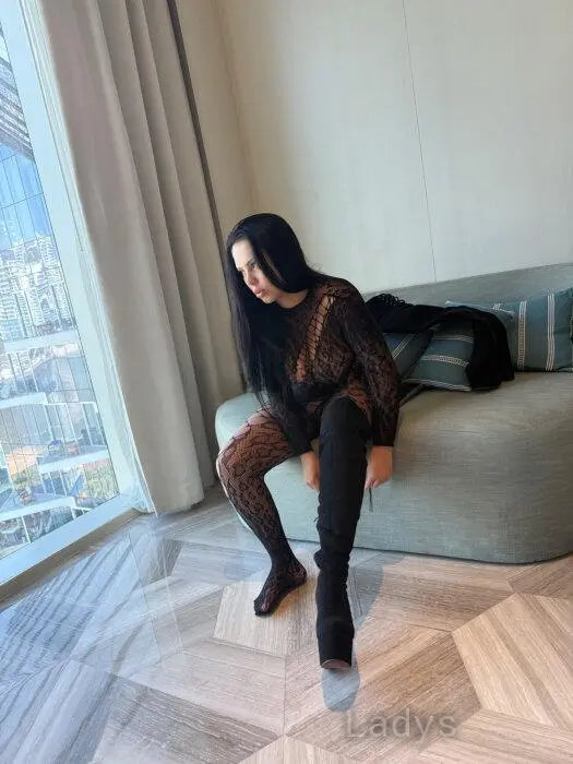 Victoria Santini, 25 years beautiful nude Abu Dhabi escorts girl, height 159 sm, Weight 55 kg