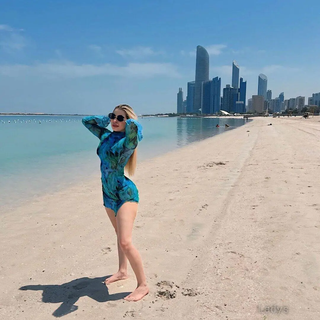 Fer, 23 years sexy toples Abu Dhabi scorts girl, height 168 sm, Weight  kg