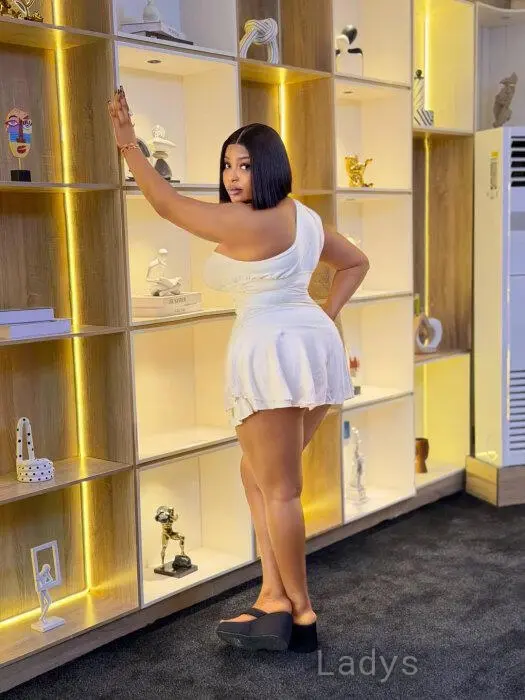Amy Pearl, 24 years beautiful nude Accra escorts girl, height 177 sm, Weight 85 kg