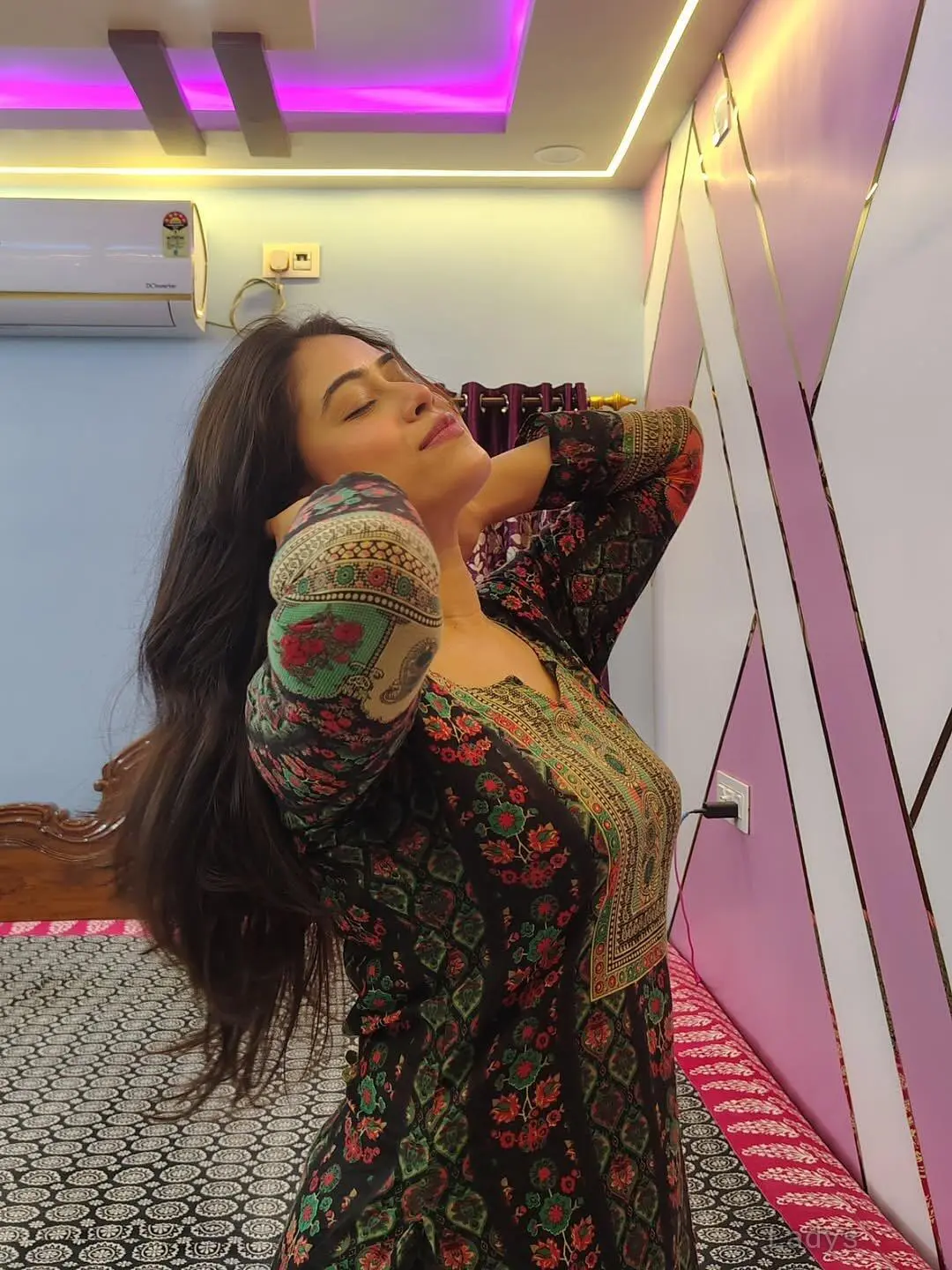 Ragini, years old Ahmedabad escort girl with big tits, height sm, Weight kg