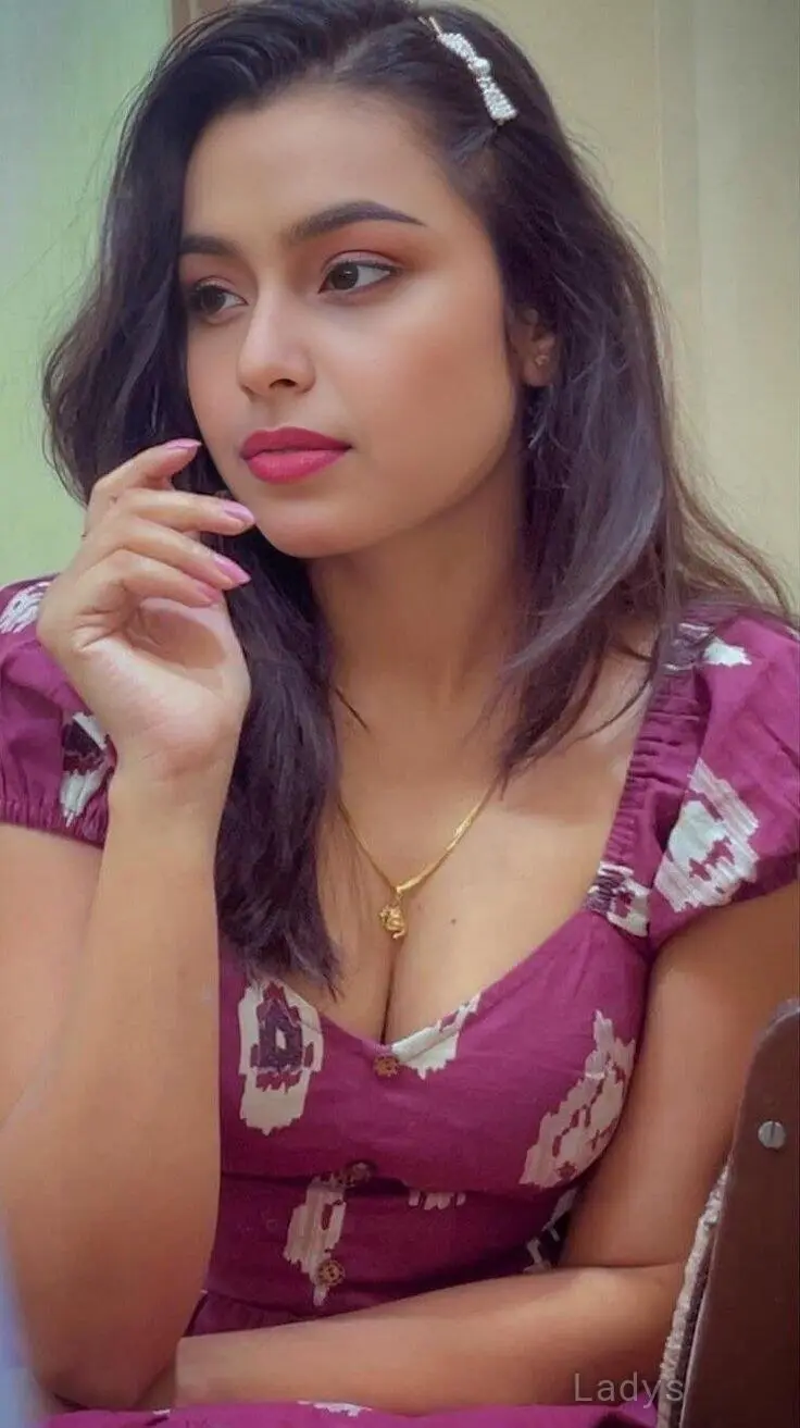 Aisha, 22 years beautiful nude Al Ain escorts girl, height 167 sm, Weight kg