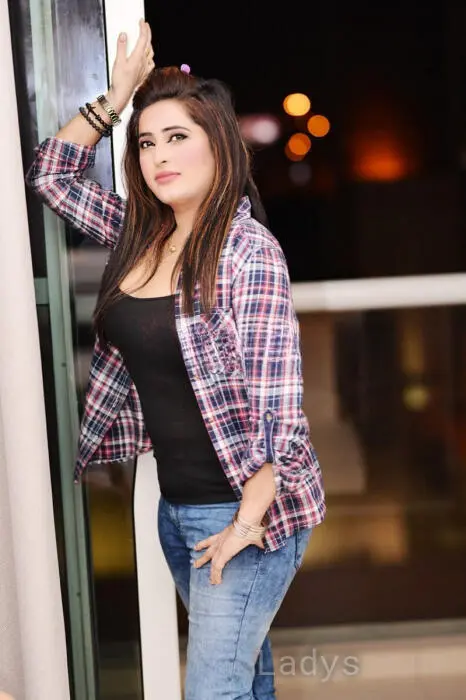Kajal, 27 years beautiful nude Al Ain escorts girl, height 166 sm, Weight 55 kg