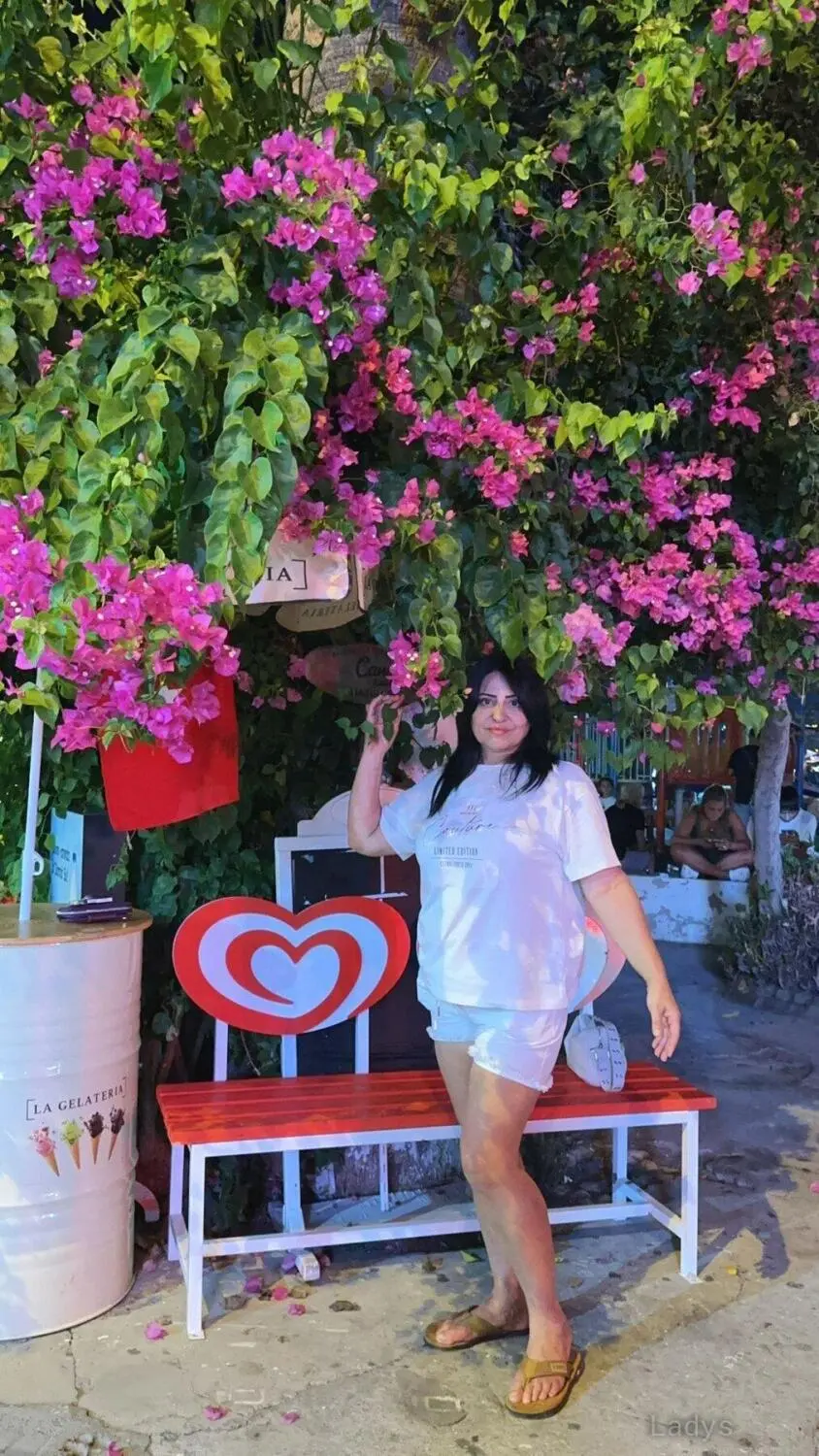 Tamara, 28 years old Al Kuwait escort girl with big tits, height 165 sm, Weight  kg