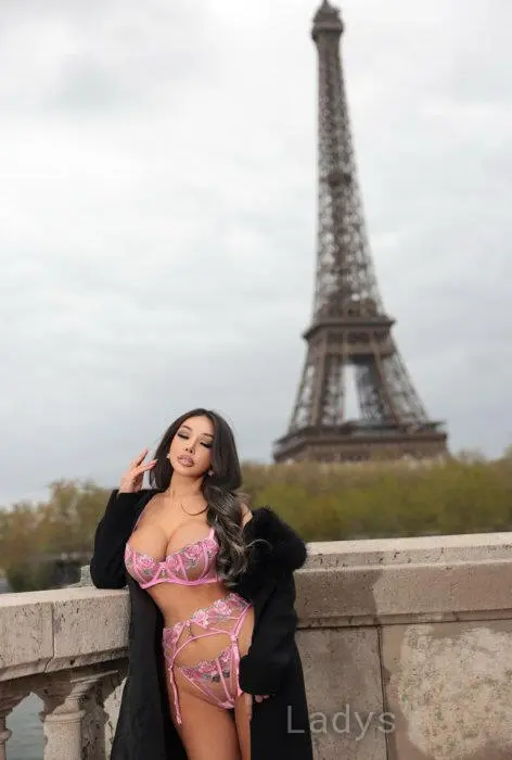 Charisma, 23 years beautiful nude Amsterdam escorts girl, height 165 sm, Weight 53 kg