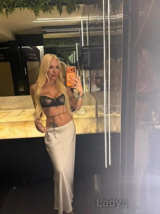 Jade, 24 years beautiful nude Amsterdam escorts girl, height 162 sm, Weight 61 kg