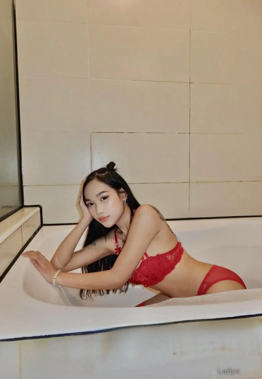 Faye, 20 years old Angeles City escort girl with big tits, height 158 sm, Weight  kg