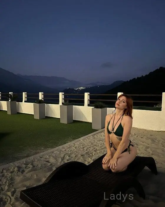 Scarlet, 24 years beautiful nude Arezzo escorts girl, height 170 sm, Weight 50 kg
