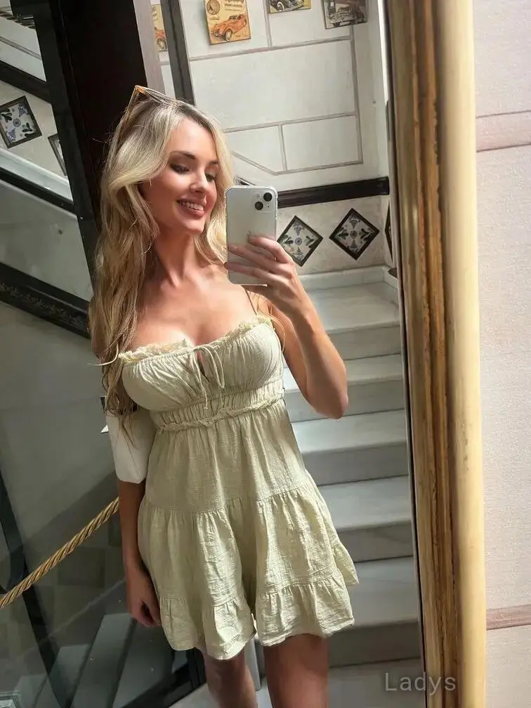 Holly, 25 years beautiful nude Atlanta escorts girl, height 183 sm, Weight 59 kg
