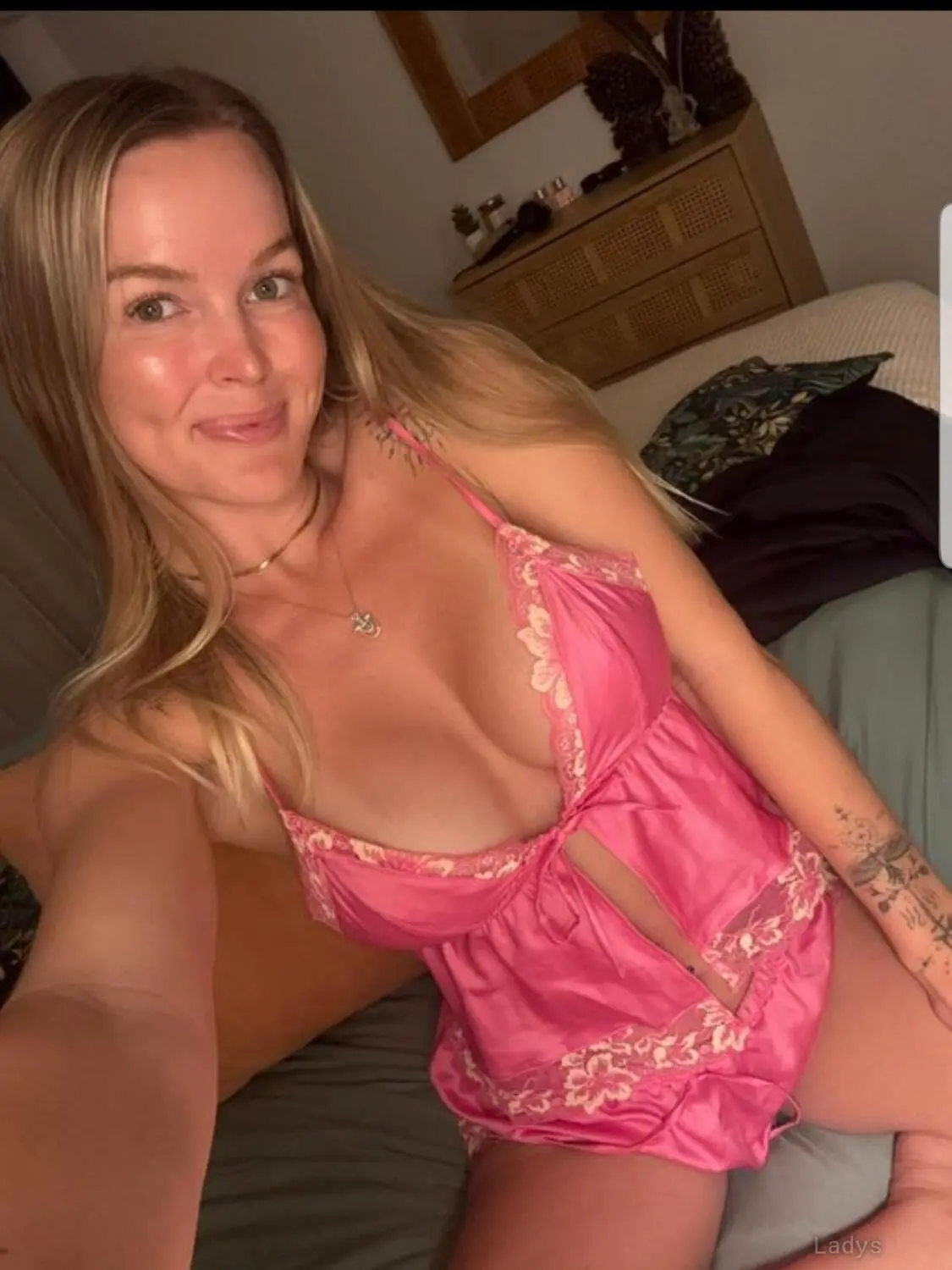 Elle knox, 26 years BBW escorts girl, height 165 sm, Weight 89 kg, backpage Amsterdam
