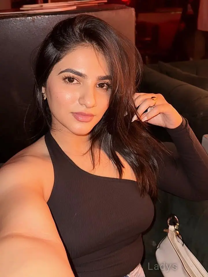 Khushi, 22 years BBW escorts girl, height 124 sm, Weight kg, backpage Surat