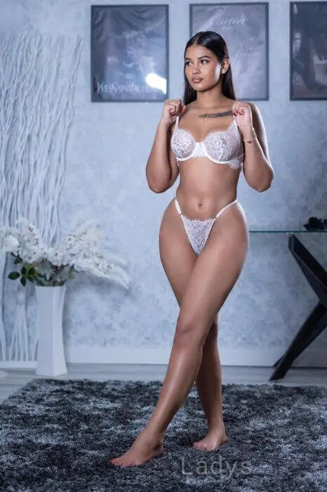 Eva, 24 years BBW escorts girl, height 166 sm, Weight 66 kg, backpage Tirana