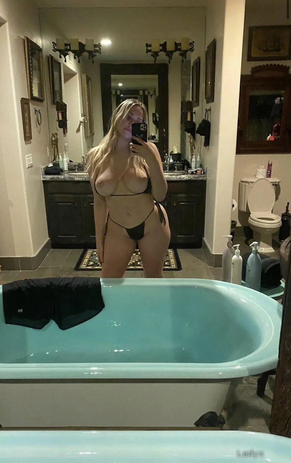 Ninio, 25 years old Baghdad escort girl with big tits, height 155 sm, Weight  kg