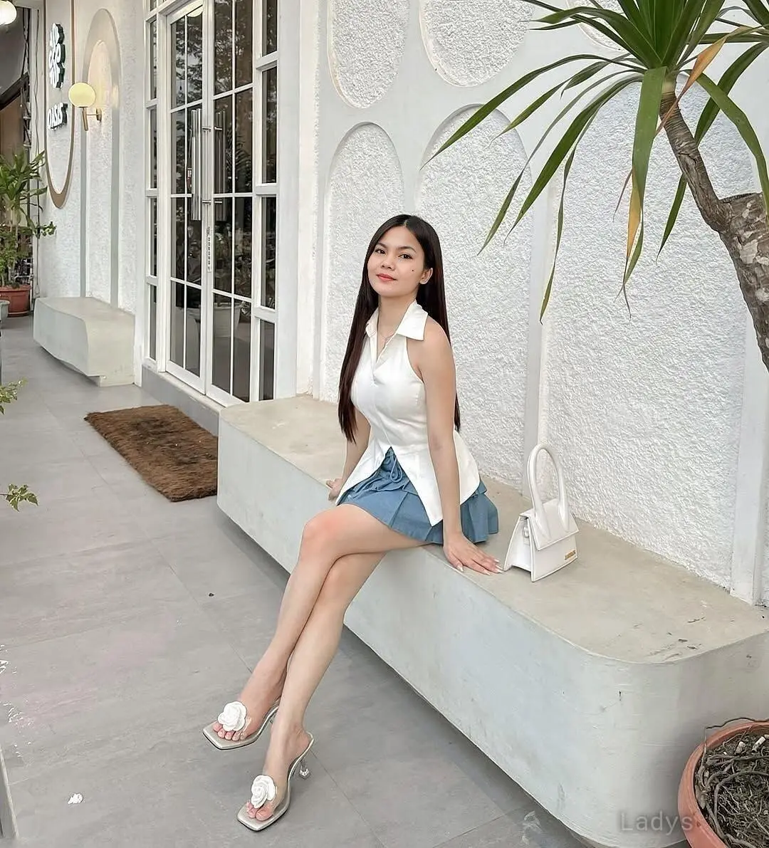 Bella, 23 years old Bali escort girl with big tits, height 167 sm, Weight kg