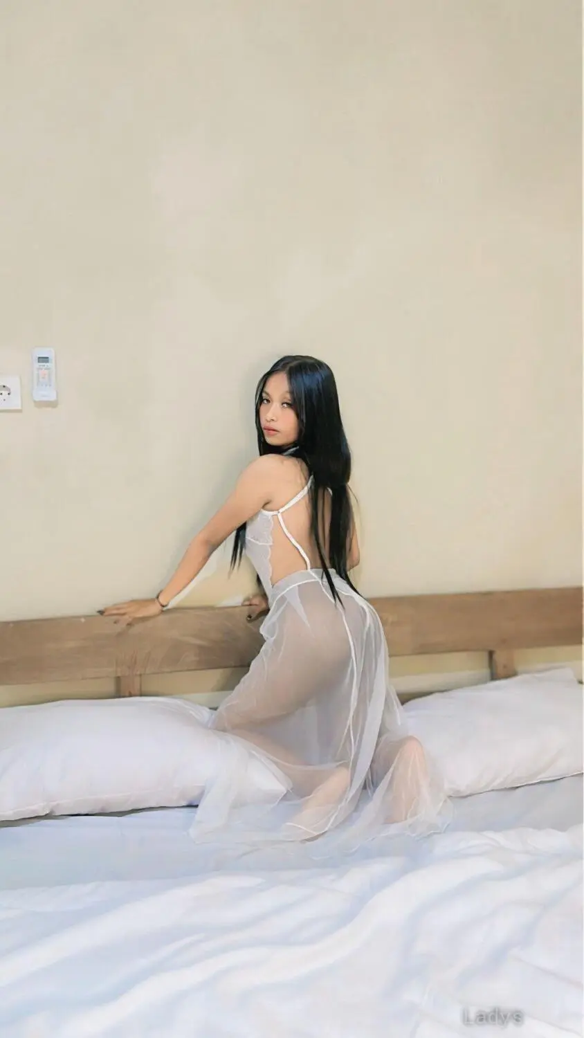 Laura, 19 years old Bali escort girl with big tits, height 155 sm, Weight kg