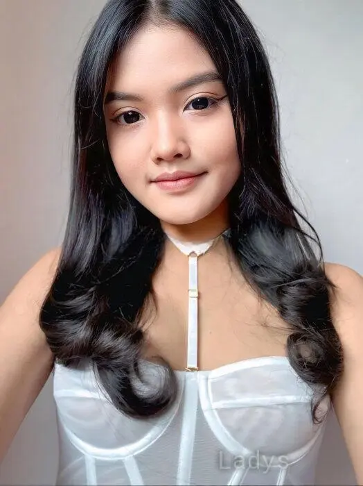 Naura, 18 years beautiful nude Bali escorts girl, height 154 sm, Weight 42 kg