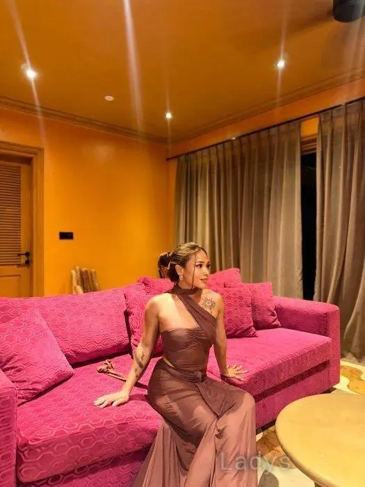 Olivia Quinn, 26 years beautiful nude Bali escorts girl, height 155 sm, Weight 46 kg