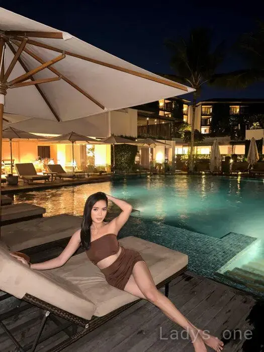 Victoria Catlyn, 23 years beautiful nude Bali escorts girl, height 160 sm, Weight 59 kg