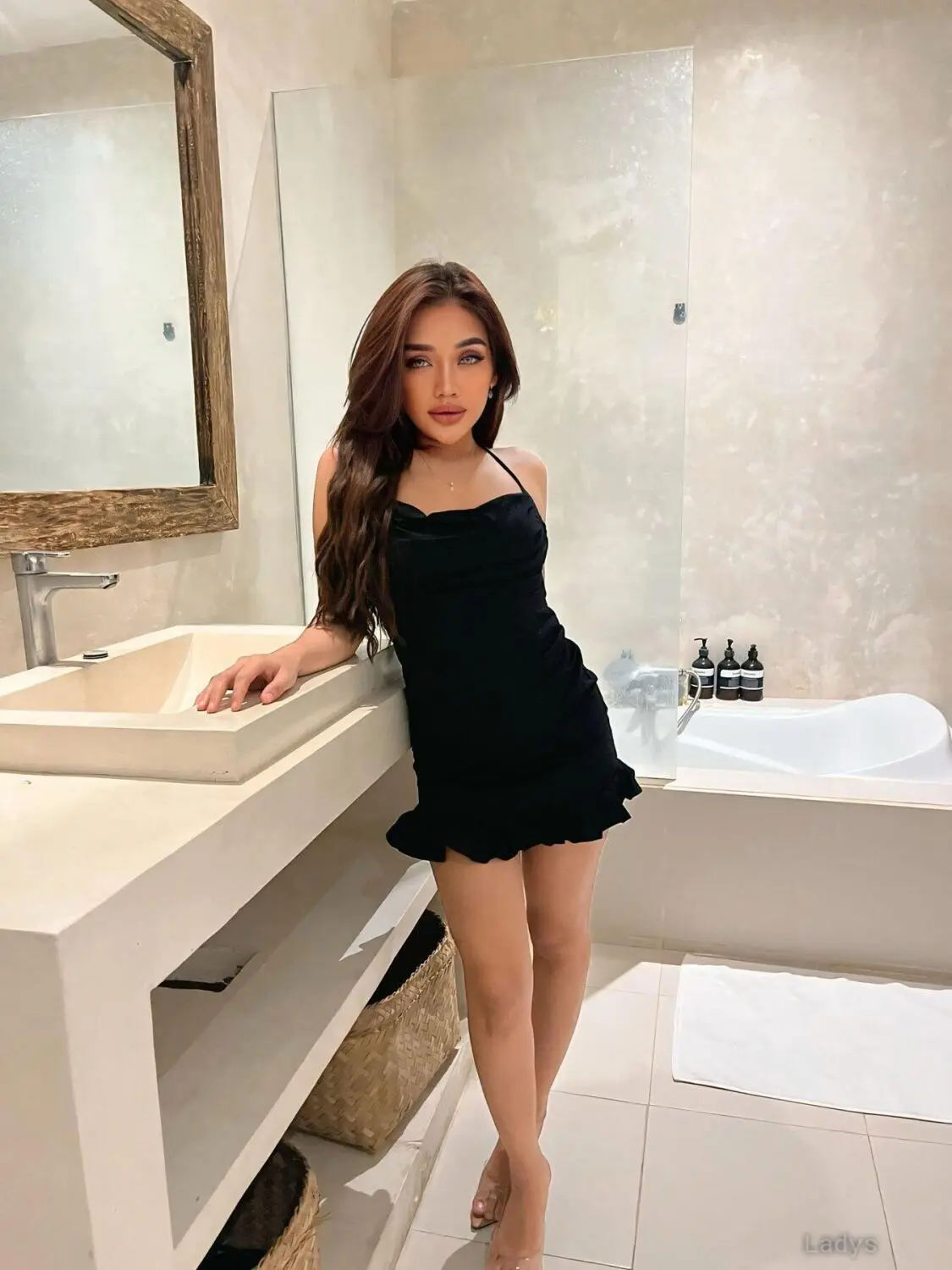 Viola, 21 years beautiful nude Bali escorts girl, height 160 sm, Weight  kg