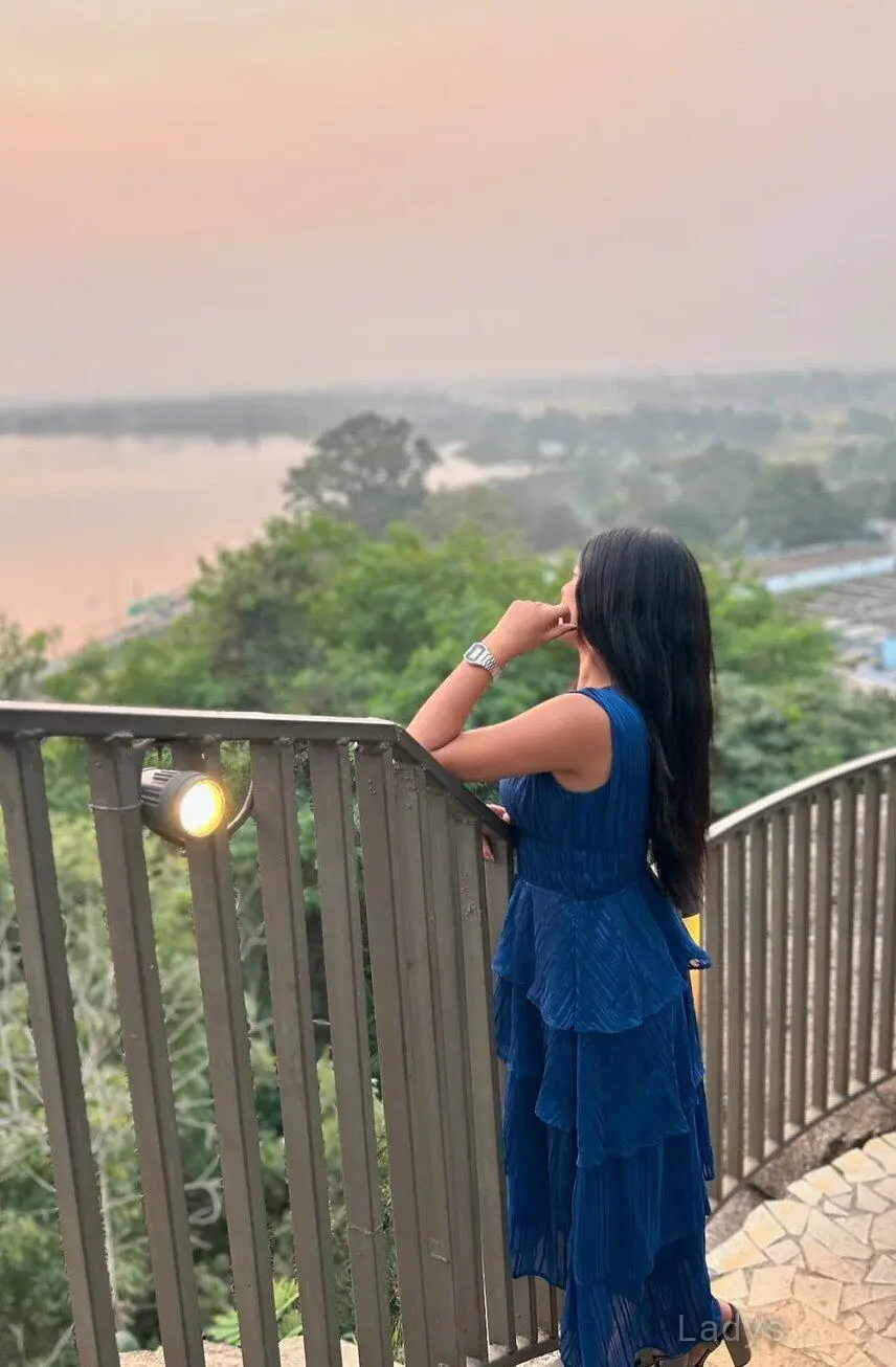 Priya, 22 years old Bangalore escort girl with big tits, height 157 sm, Weight kg