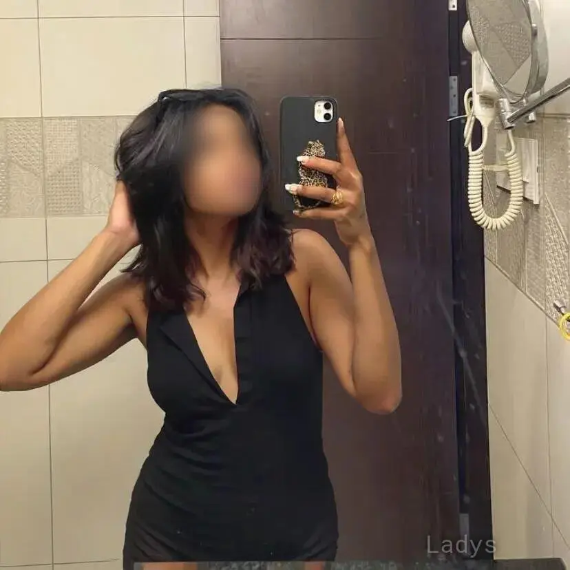 Priya, 35 years old Bangalore escort girl with big tits, height 153 sm, Weight  kg
