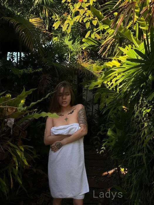 Jisoo, 25 years old Bangkok escort girl with big tits, height 166 sm, Weight 54 kg