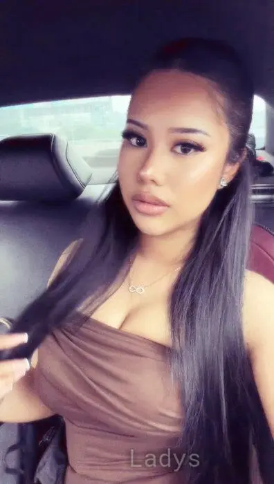 Ezza Esperanza, 22 years beautiful nude Bangkok escorts girl, height 166 sm, Weight 63 kg
