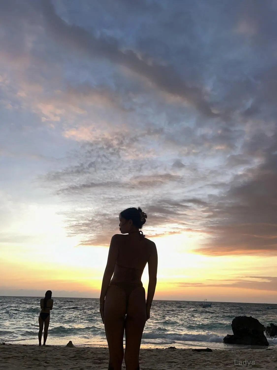 Jeyne, 21 years beautiful nude Bangkok escorts girl, height 150 sm, Weight kg