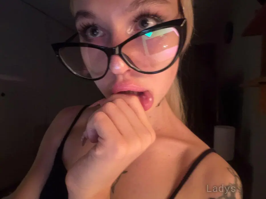 Lina, 19 years beautiful nude Bangkok escorts girl, height 168 sm, Weight 49 kg