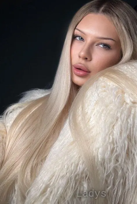 Lora, 29 years beautiful nude Bangkok escorts girl, height 171 sm, Weight 49 kg