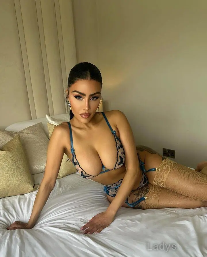CHLOE AVAILABLE FOR YOUR SEXUAL DESIRES, 28 years beautiful nude Barcelona escorts girl, height 164 sm, Weight 62 kg