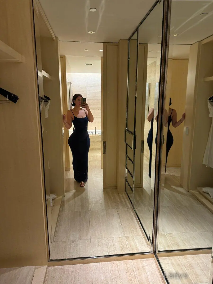 Amira Heshram, 22 years ebony escorts girl, height 170 sm, Weight 54 kg, bedpage Cairo