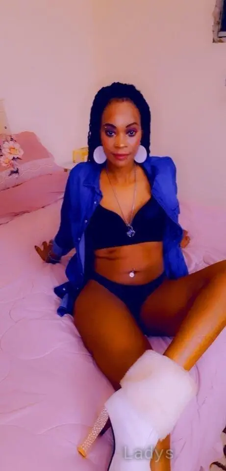 Enisha, 26 years ebony escorts girl, height 165 sm, Weight kg, bedpage Riyadh