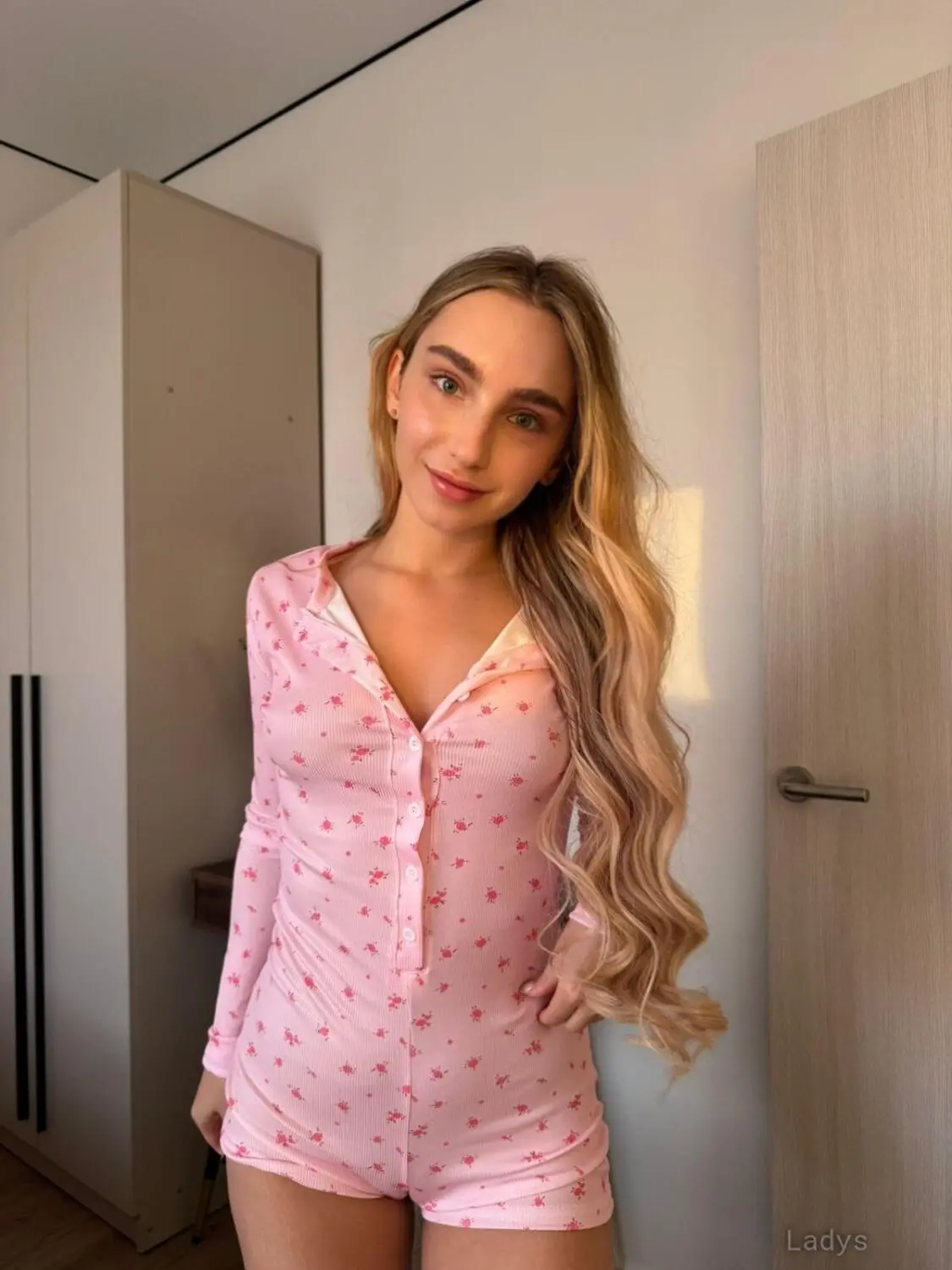 Арина, 20 years beautiful nude Yerevan escorts girl, height 164 sm, Weight 52 kg