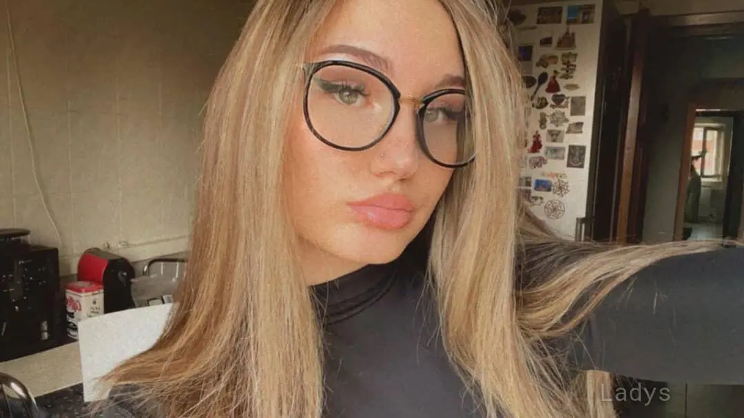Emma, 26 years beautiful nude Belfast escorts girl, height 174 sm, Weight 61 kg