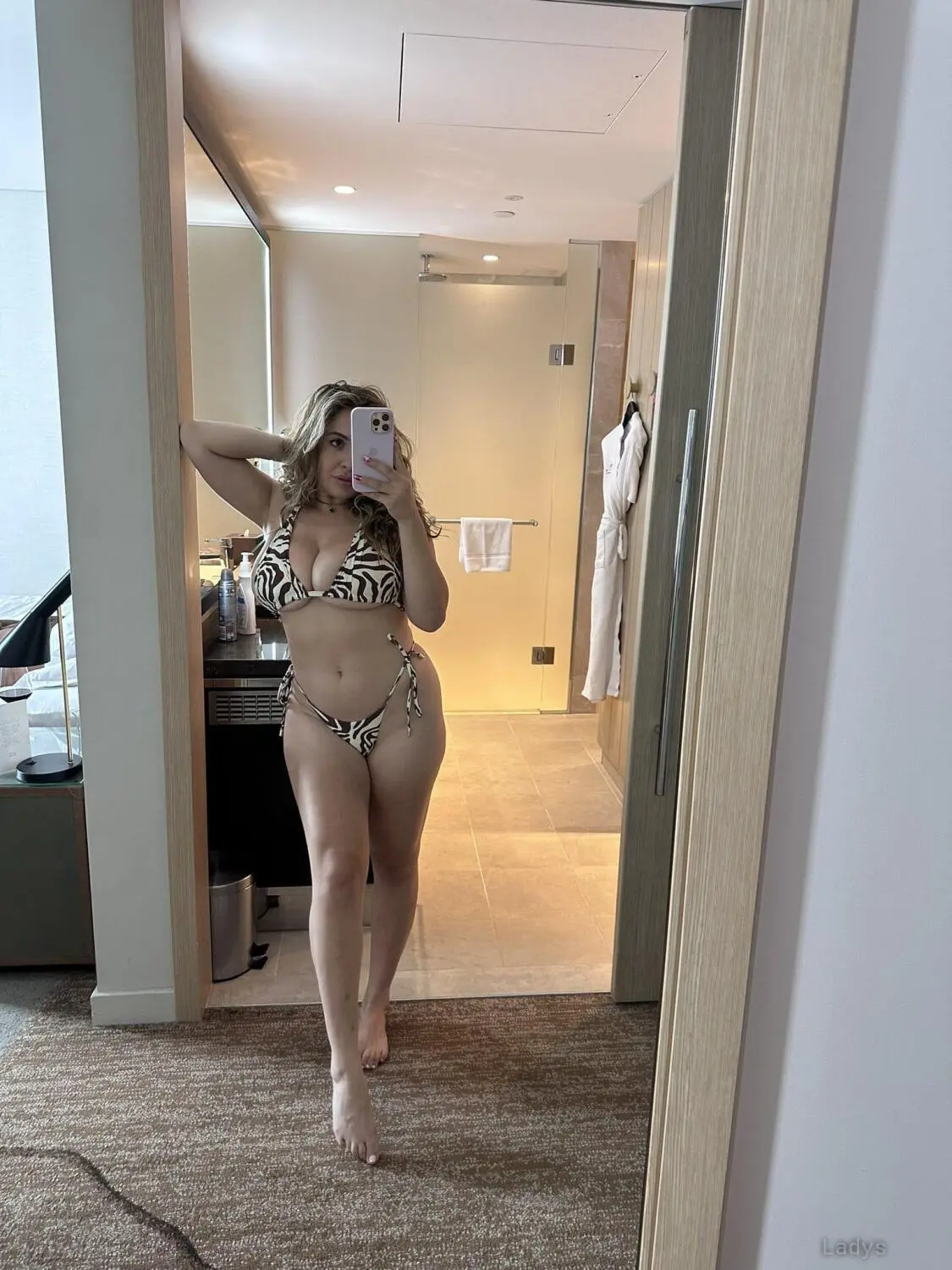 Sheila escorte, 27 years beautiful nude Benidorm escorts girl, height 171 sm, Weight 58 kg
