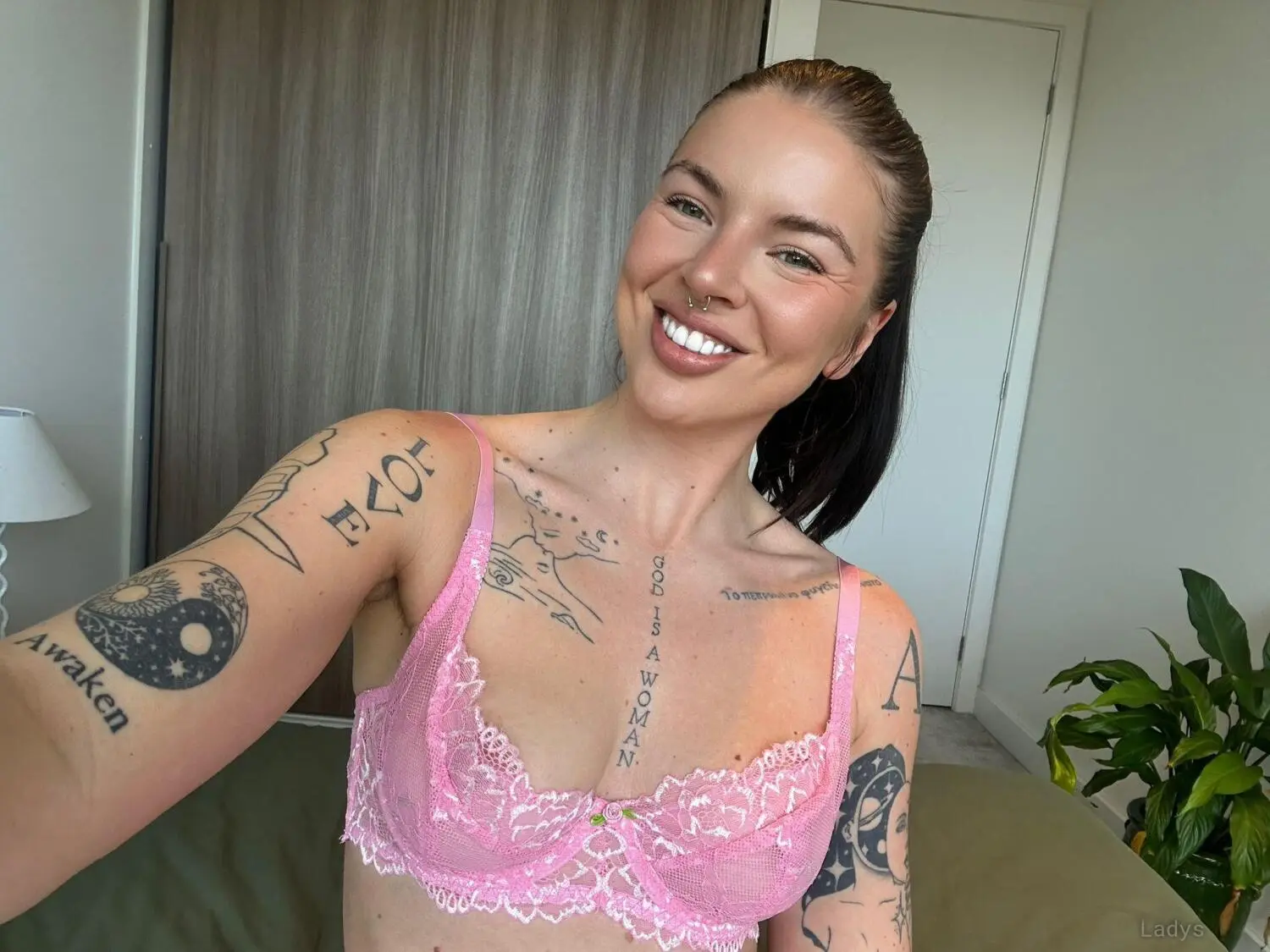 BETH SPIBY, 29 years beautiful nude Berlin escorts girl, height 124 sm, Weight 39 kg