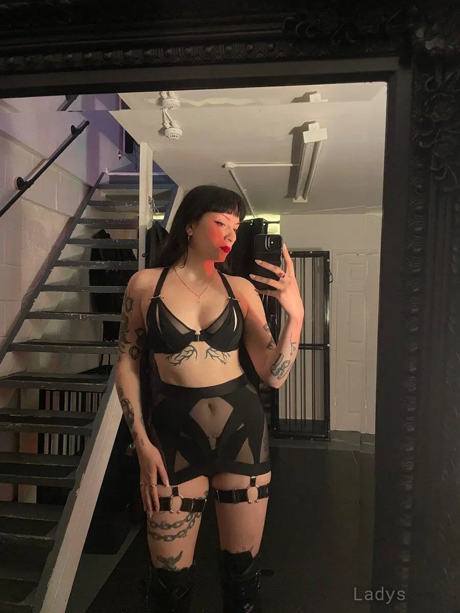 Mistress May, 32 years beautiful nude Berlin escorts girl, height 168 sm, Weight 65 kg