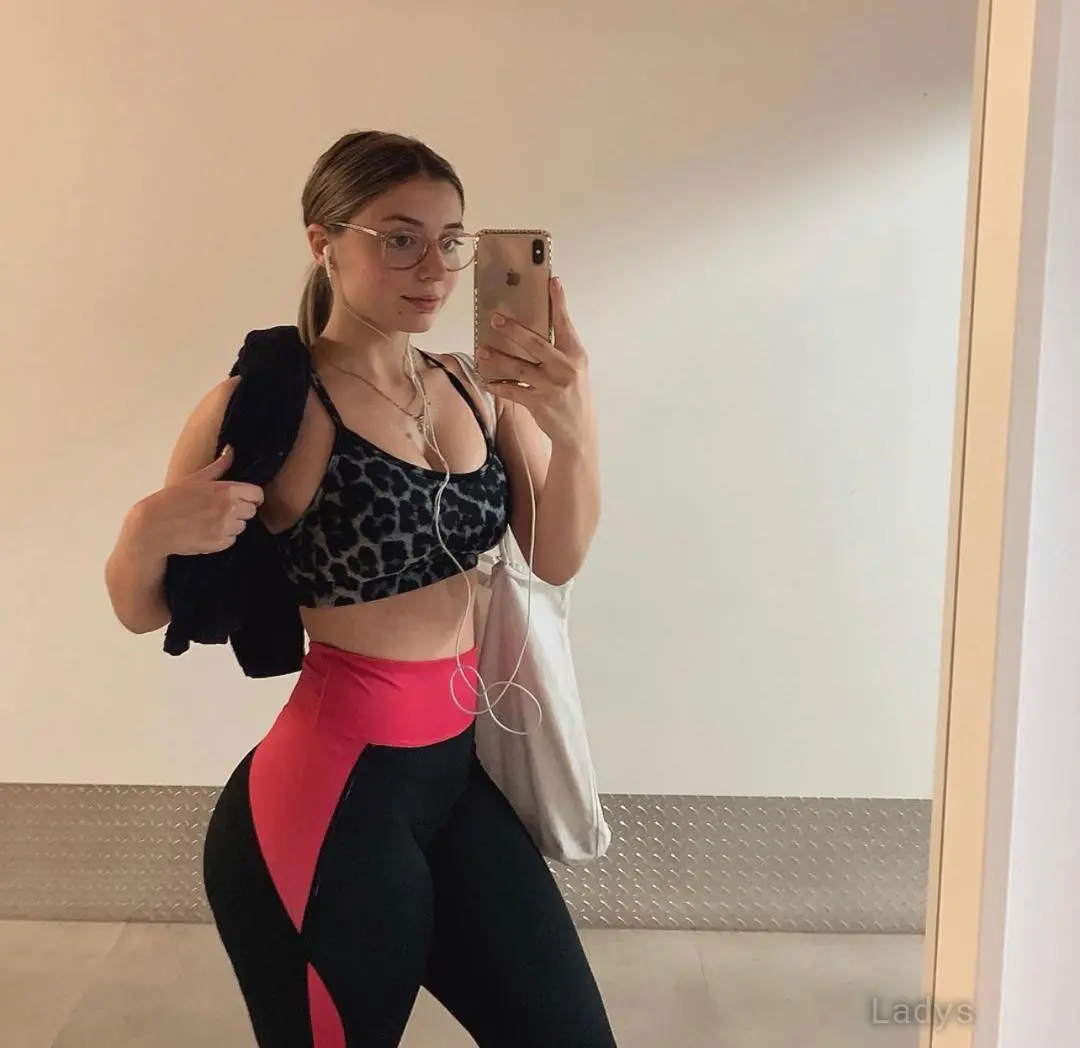 Available for hookup, 24 years beautiful nude Beverly Hills escorts girl, height 168 sm, Weight 44 kg